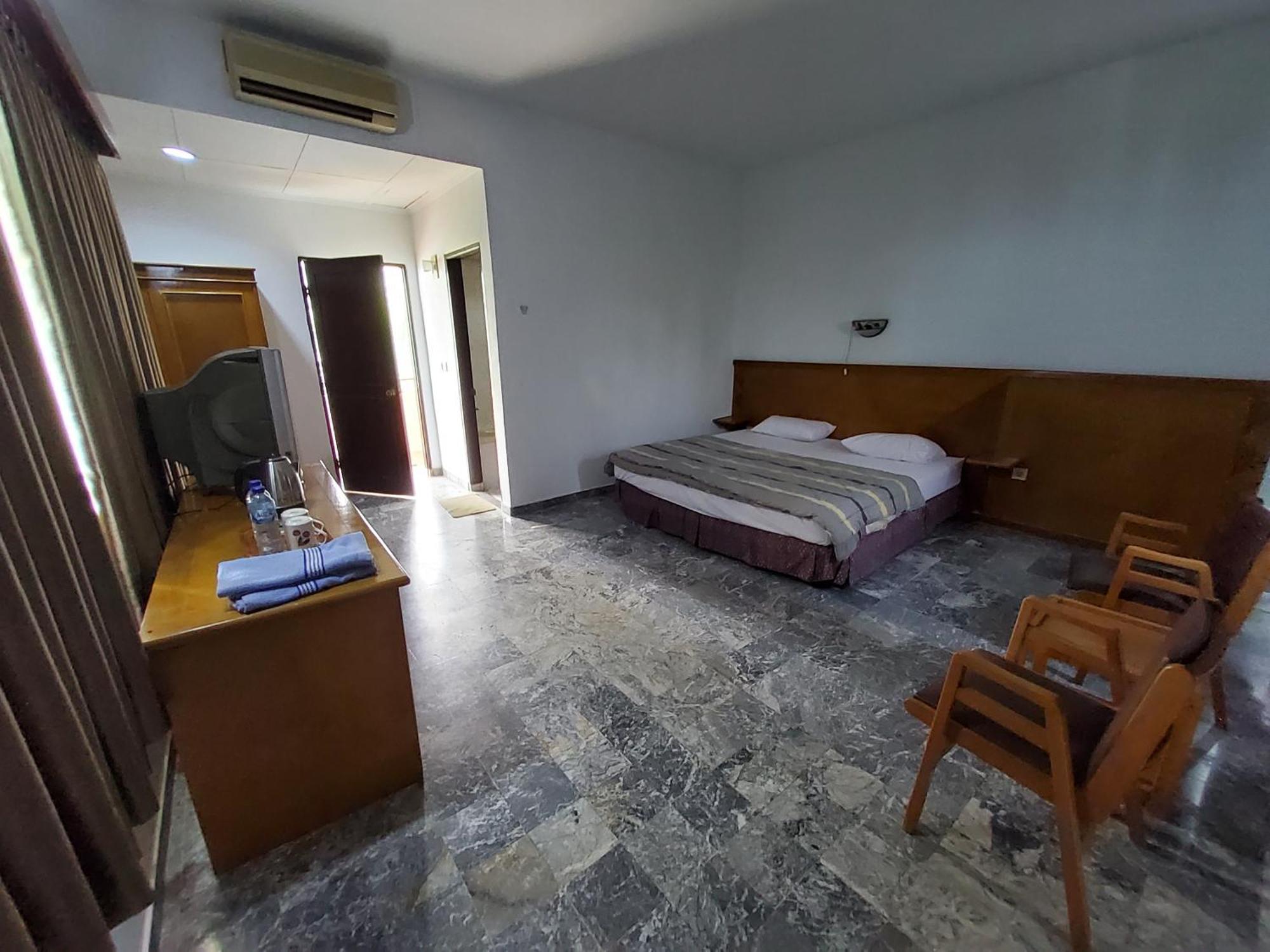 Hotel Kumala Samudra Cikakak Экстерьер фото